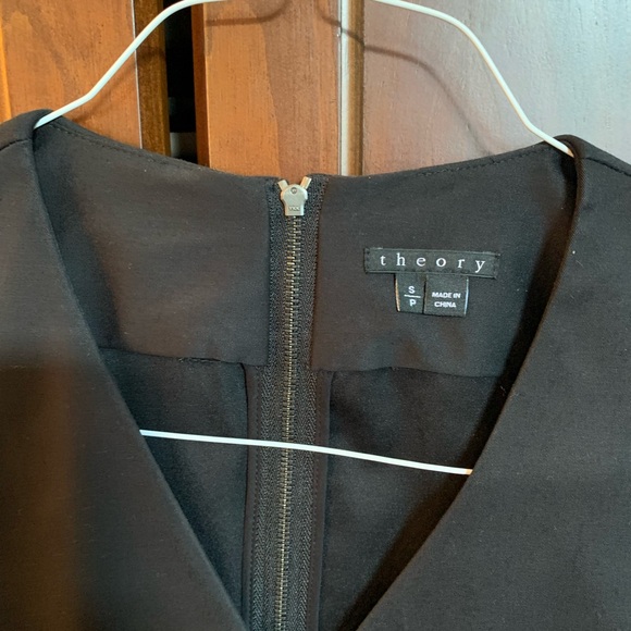 Theory structured top. Size S. Worn a few times. - Picture 2 of 3